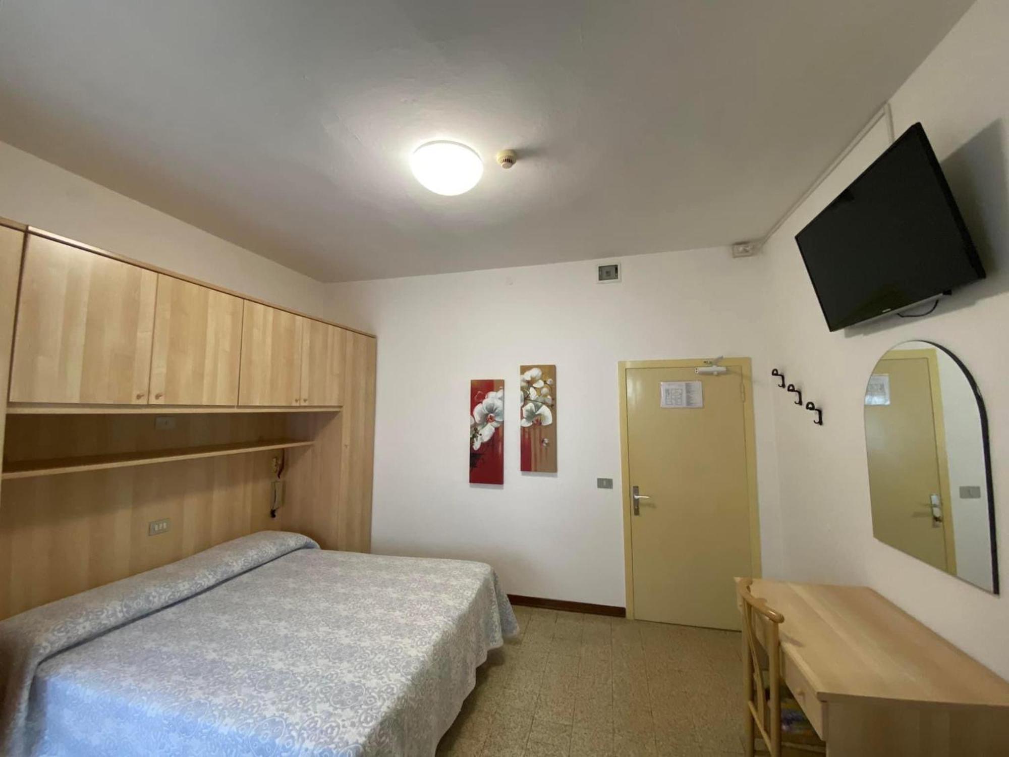 Hotel Erika Каорле Экстерьер фото